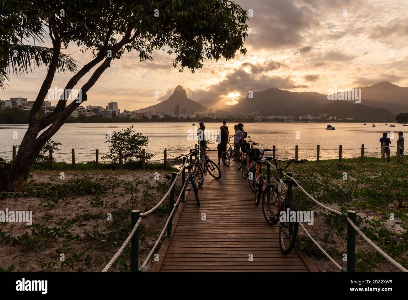 Splendida vista per gruppi di amici sulla laguna della città al tramonto a Rio de Janeiro, Brasile Foto Stock