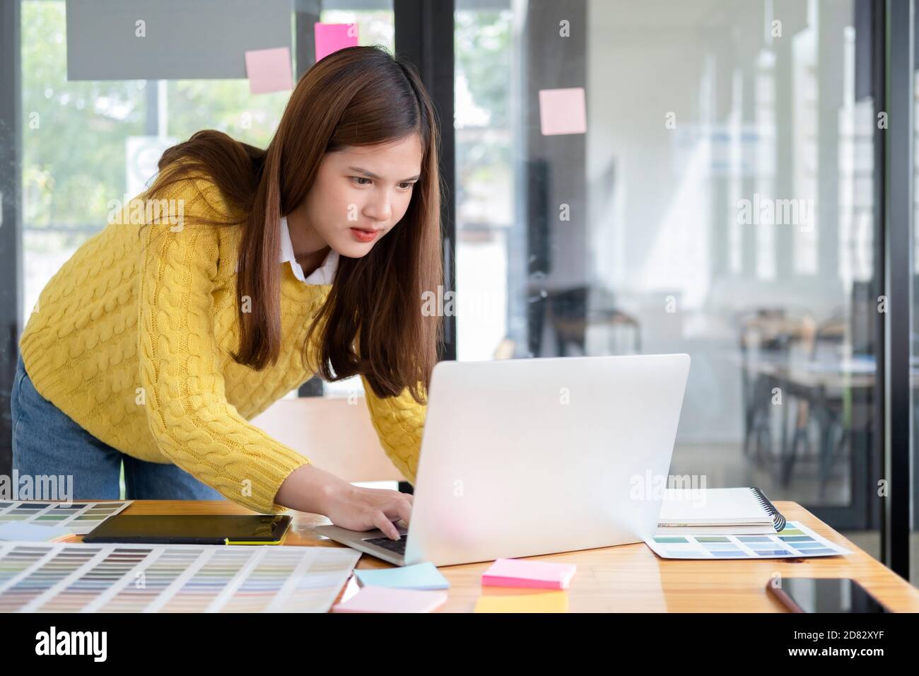 Designer grafico che lavora con campioni di colore per la selezione. Grafico al lavoro. Campioni di campioni di campioni di campioni di colore. Giovane fotografo e graphic designer a. Foto Stock