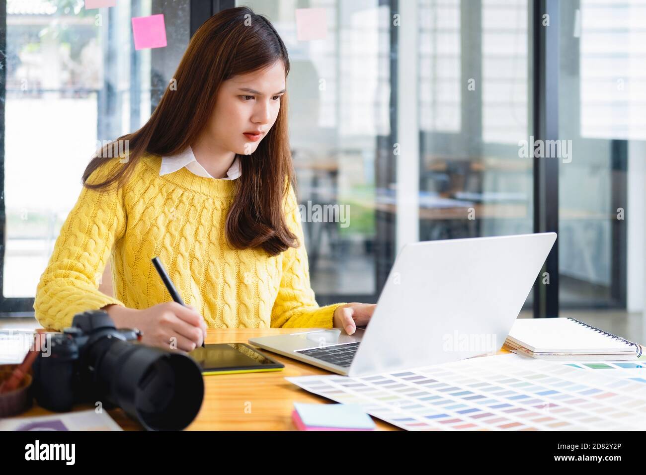 Fotografo professionista che modifica le foto con un computer portatile. Editor di foto per ritoccare le foto. Foto Stock