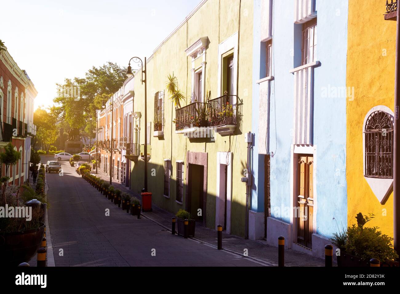 Colorata strada messicana del centro di Puebla durante l'alba Foto Stock