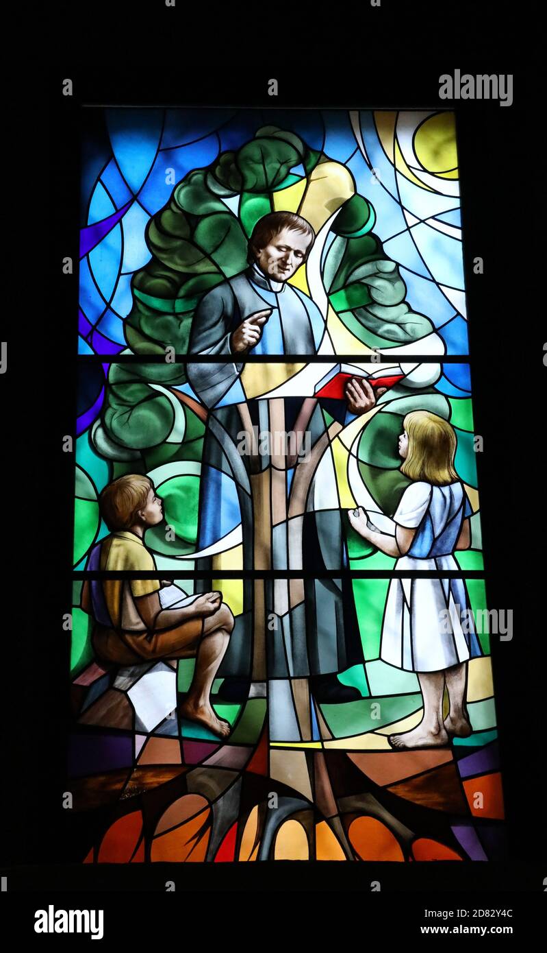 Moderna vetrata nella Cattedrale Cattolica Romana di San Giovanni Battista a Maribor in Slovenia Foto Stock