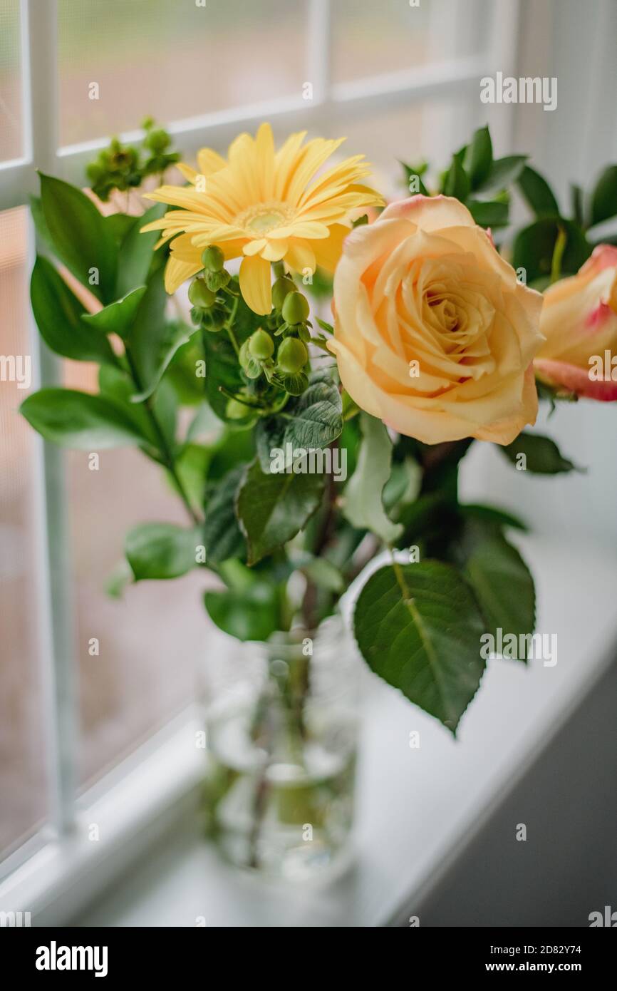 Primo piano di bouquet di fiori sul davanzale della finestra Foto Stock