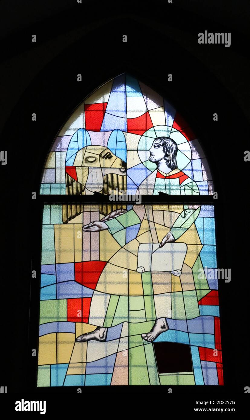 Moderna vetrata nella Cattedrale Cattolica Romana di San Giovanni Battista a Maribor in Slovenia Foto Stock