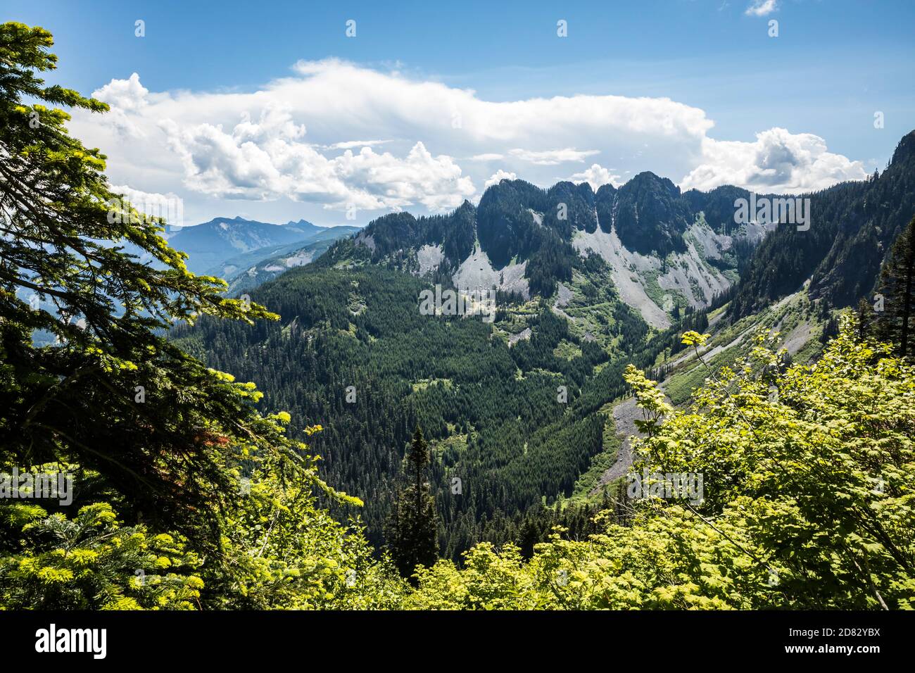 Montagne sopra l'Interstate 90 attraverso le montagne Cascade centrali a est di McClellan Butte, Washington, Stati Uniti Foto Stock