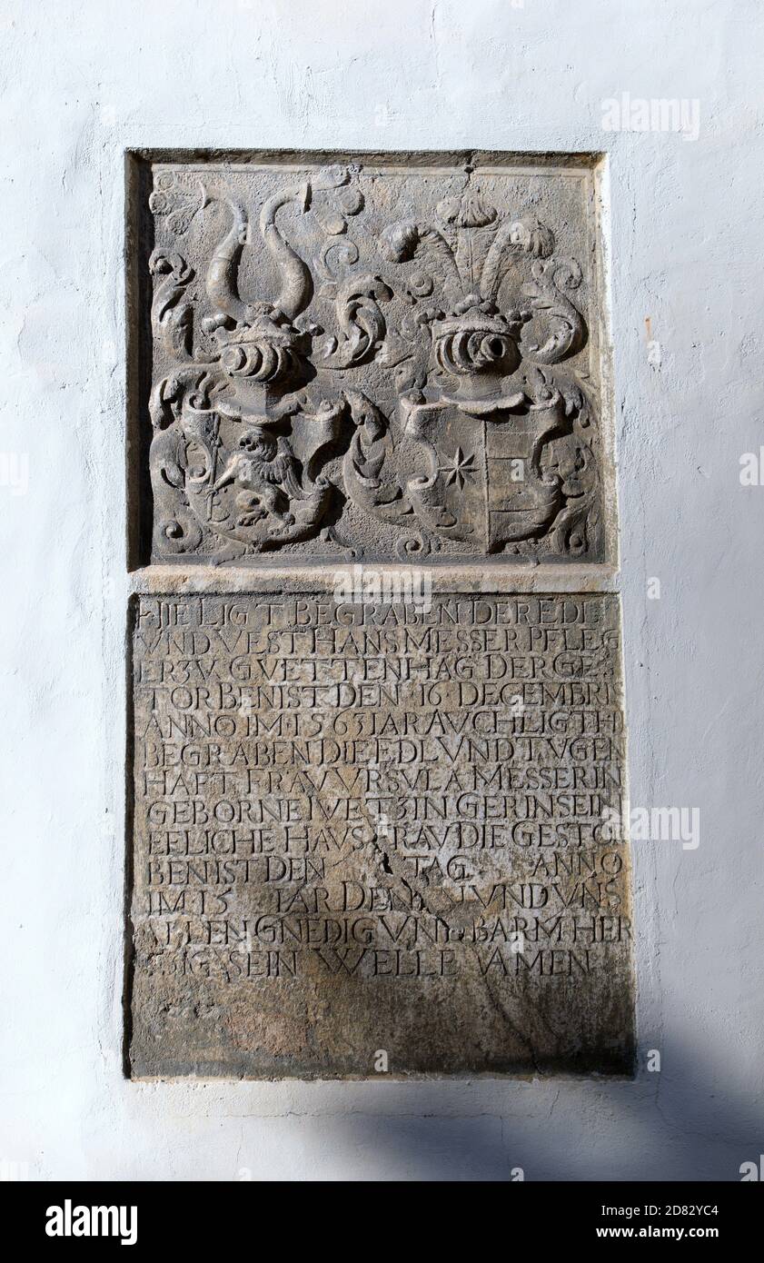 Pietra incisa all'esterno della Cattedrale di Maribor in Oriente Slovenia Foto Stock