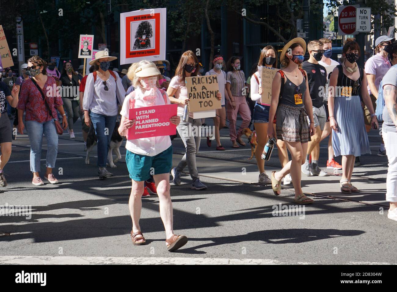 17 ottobre 2020. La marcia delle donne di San Francisco prima delle elezioni presidenziali degli Stati Uniti. Manifestanti che tengono i segnali. Foto Stock