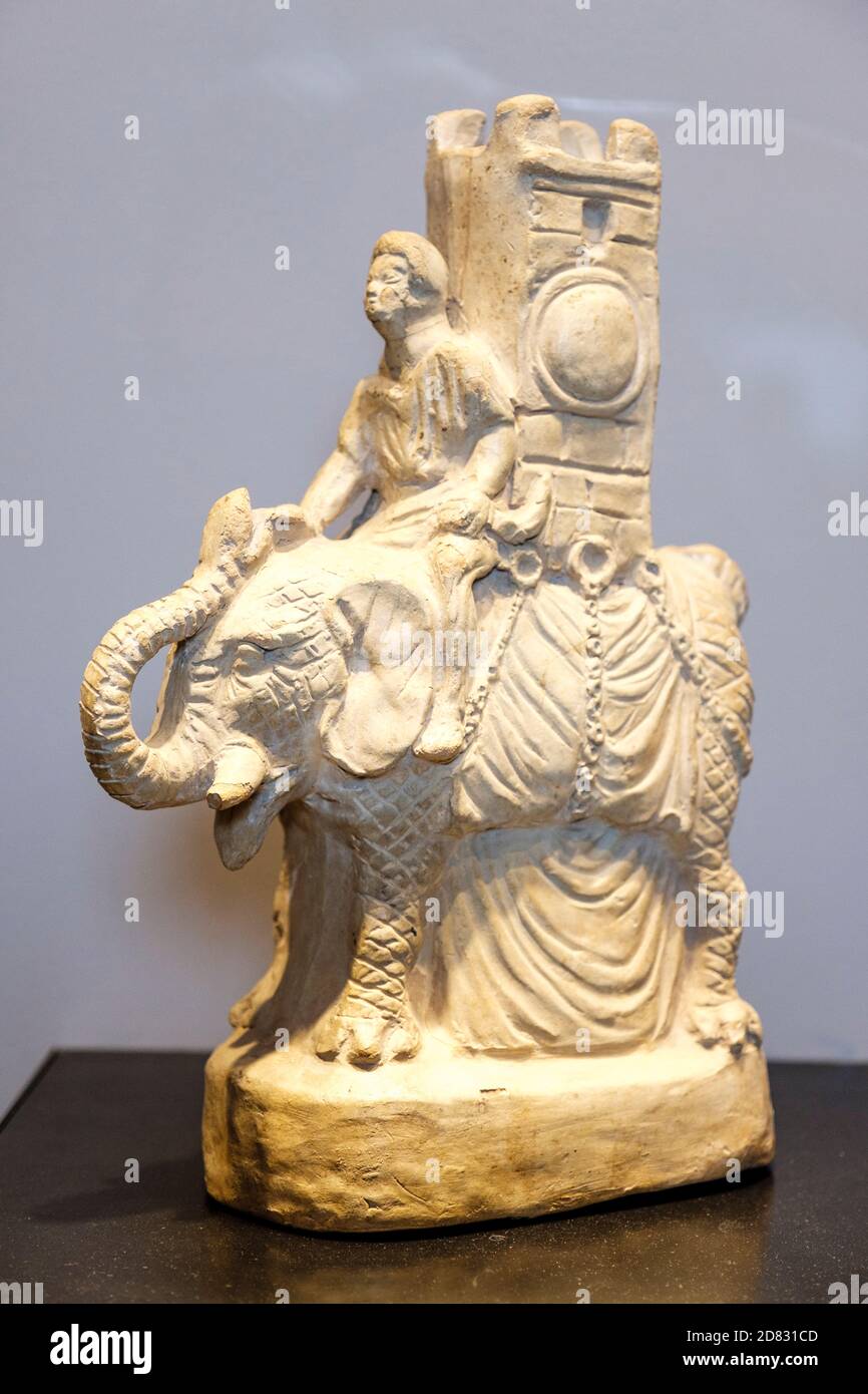 Animale di argilla romana, statuetta di elefante in terracotta di guerra punica, statuetta in argilla di un uomo che cavalca un elefante di Pompei, manufatto del i secolo d.C., Italia Foto Stock