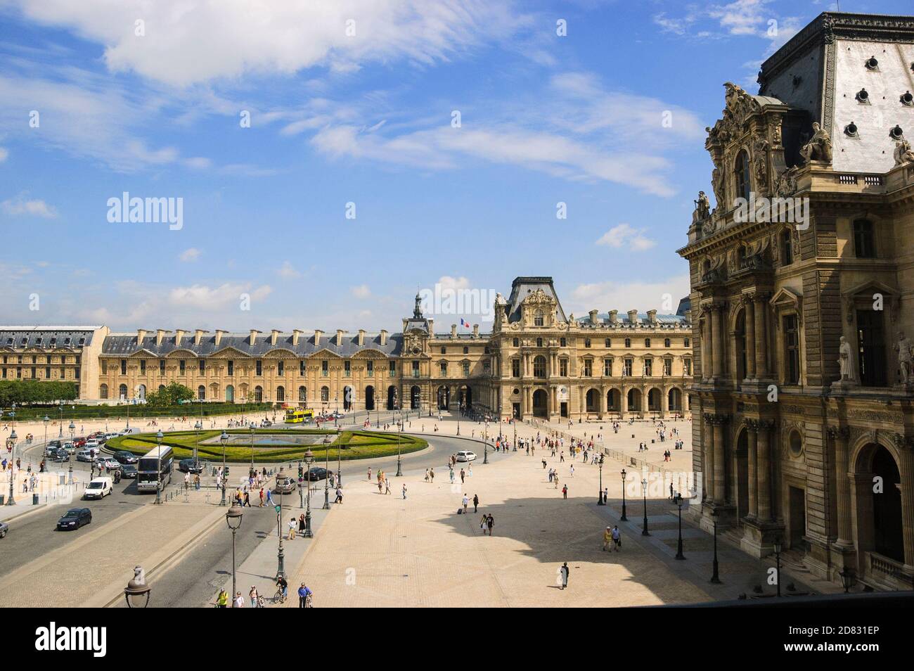 Vista esterna di una sezione del Museo del Louvre che guarda alla piramide di vetro rovesciata, Place du Carrousel, Parigi, Francia. Foto Stock