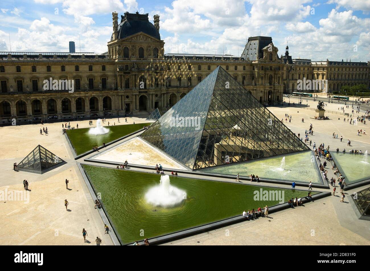 Panoramica del cortile del Louvre ingresso principale di fronte all'Ala Pavillon Richelieu, piramide di vetro e fontane, Parigi, Francia. Foto Stock