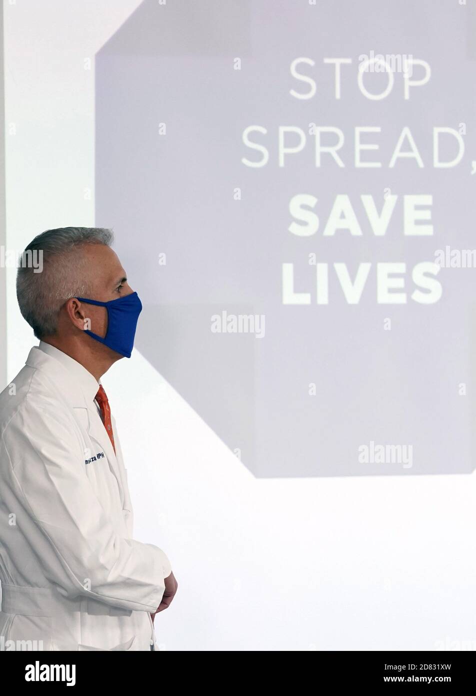 Il Dr. Alex Garza, comandante dell'incidente della St. Louis Metropolitan Pandemic Task Force, ascolta un oratore che parla delle difficoltà del coronavirus durante il suo briefing mediatico, a Earth City, Missouri, lunedì 26 ottobre 2020. Garza ha avvertito che stanno vedendo un numero elevato di letti ospedalieri occupati e che non ci sono abbastanza operatori sanitari per il personale di quei letti ospedalieri perché più operatori di prima linea stanno interferendo il virus. Missouri registra ora 177,000 che hanno contattato la malattia con 2864 morti. Foto di Bill Greenblatt/UPI Foto Stock