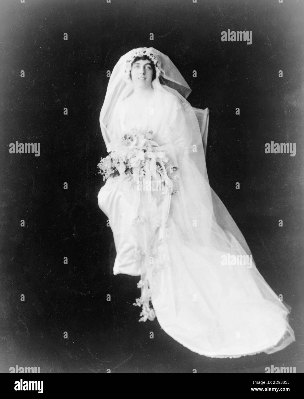 Eleanor Randolph Wilson, ritratto a tutta lunghezza, seduto, di fronte, con abito da sposa e mazzo di fiori, circa 1914 Foto Stock