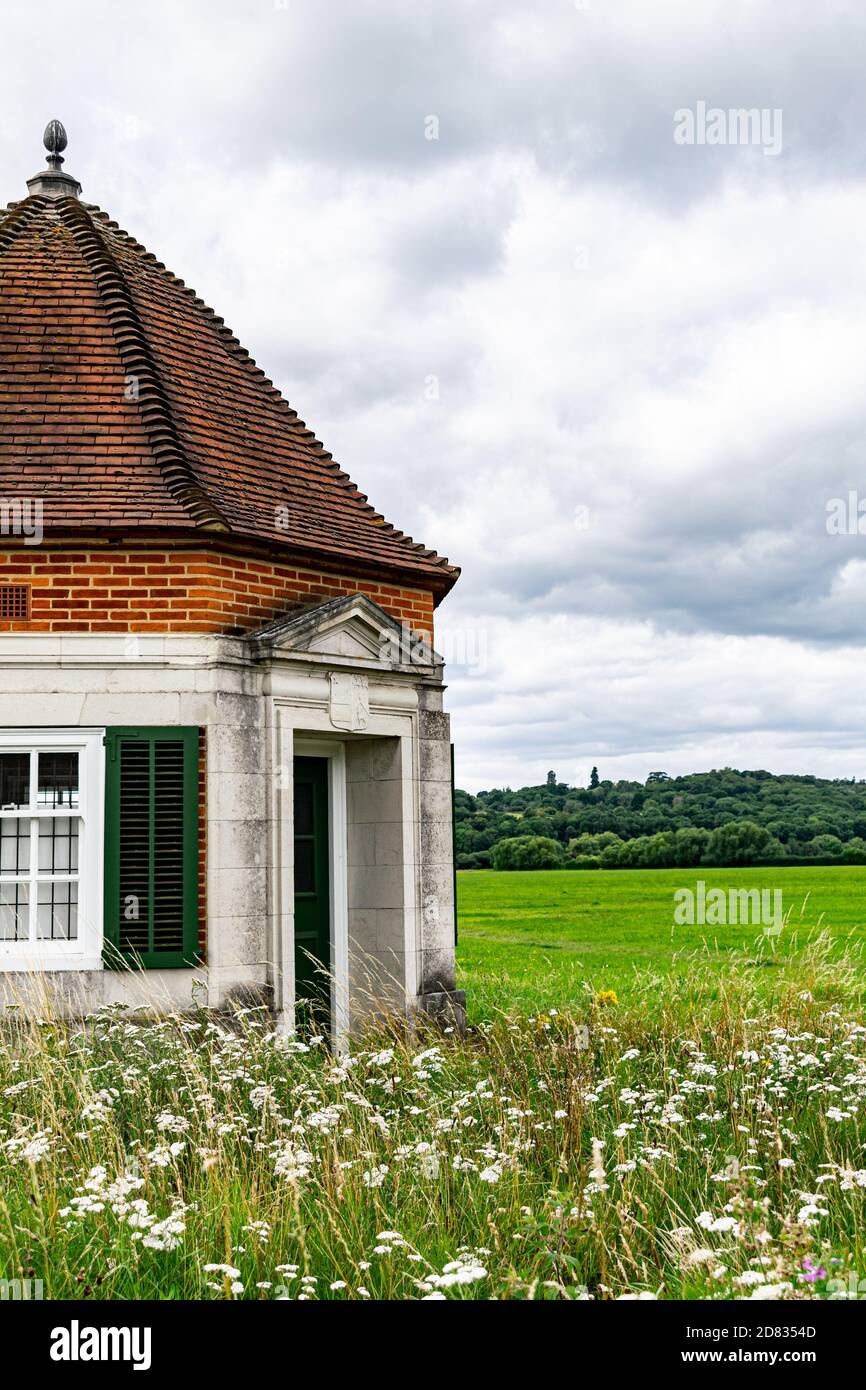 Windsor, Regno Unito - 28 luglio 2020: Uno dei due chioschi di Lutyens sul prato Runnymede, edificio storico commissionato da Lady Fairhaven Foto Stock