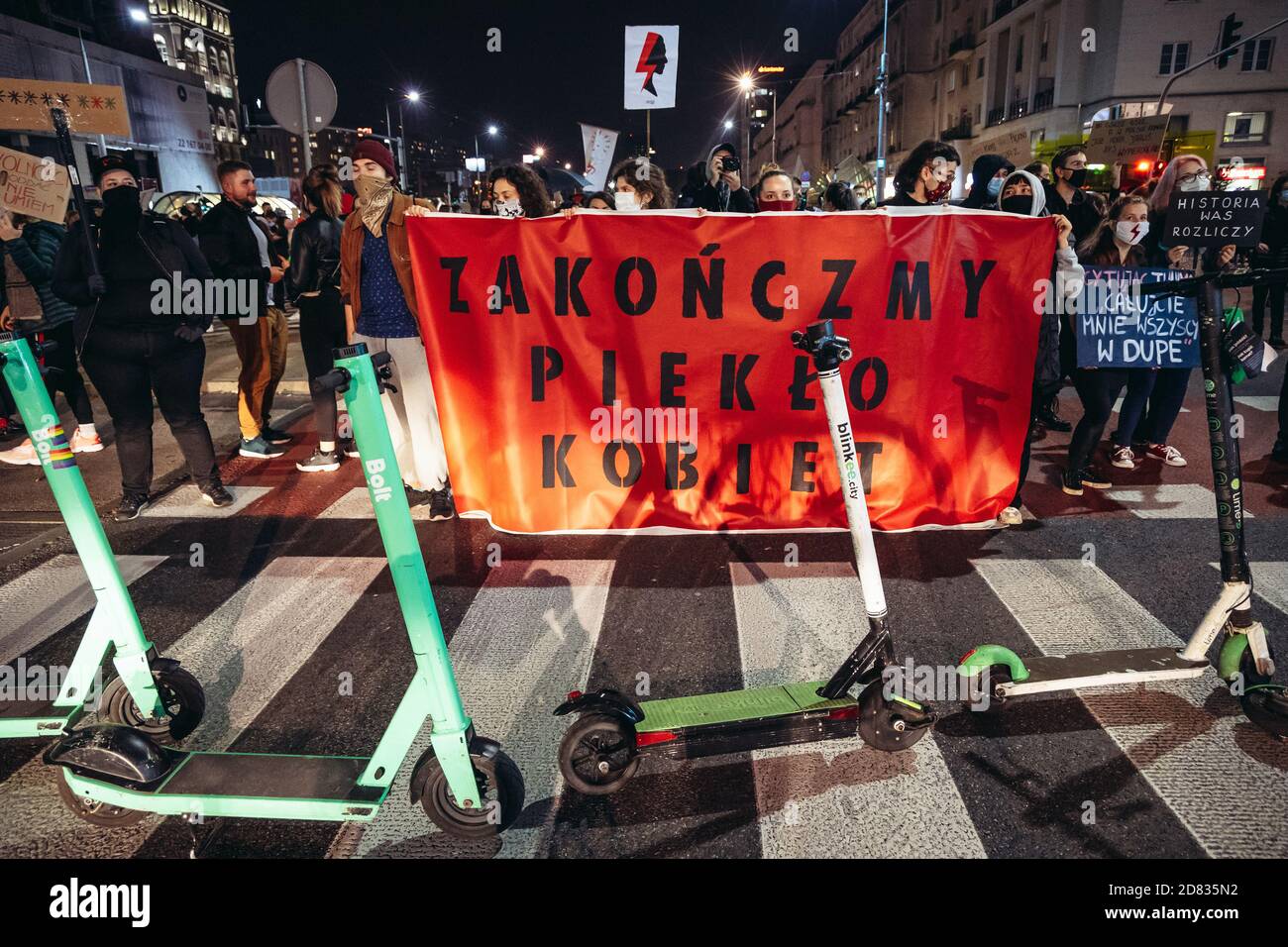 Varsavia, Polonia - 26 ottobre 2020: Concludiamo l'inferno delle donne - partecipe del blocco di strada nel centro della città durante il 5° giorno di protesta contro la sentenza Foto Stock