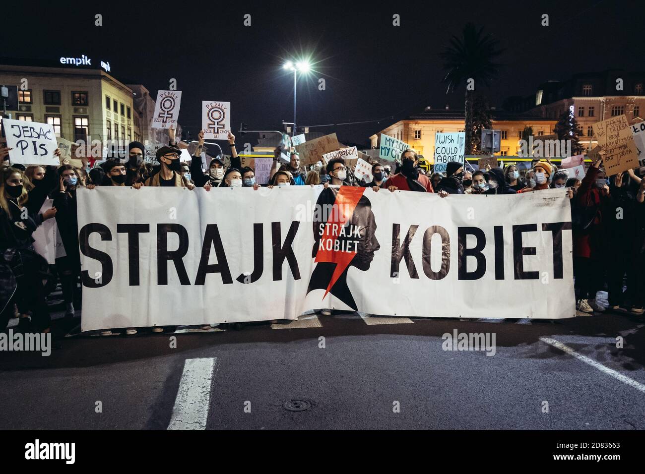 Varsavia, Polonia - 26 ottobre 2020: Bandiera di sciopero delle donne durante i massicci blocchi di strade a Varsavia, 5° giorno di protesta contro il governo che potrebbe l Foto Stock