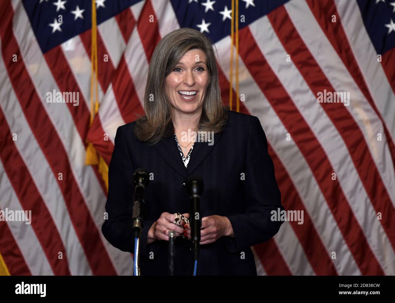 Washington, Stati Uniti. 26 Ottobre 2020. Il senatore repubblicano Joni Ernst (R-IA) parla durante una conferenza stampa dopo che il candidato alla Corte Suprema del presidente Trump, il giudice Amy Coney Barrett, è stato confermato dal Senato come la 115a giustizia alla Corte Suprema su Capitol Hill, lunedì 26 ottobre 2020 a Washington, DC. Barrett divenne la terza nomina del presidente Trump alla corte. Foto in piscina di Olivier Douliery/UPI Credit: UPI/Alamy Live News Foto Stock