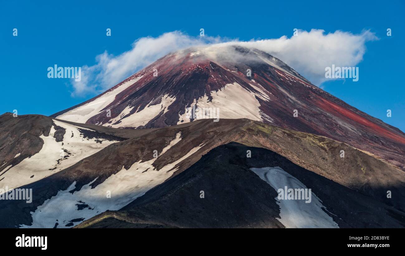 Kamchatka. Vulcano Avachinsky nell'Estremo Oriente russo. Estate Foto Stock