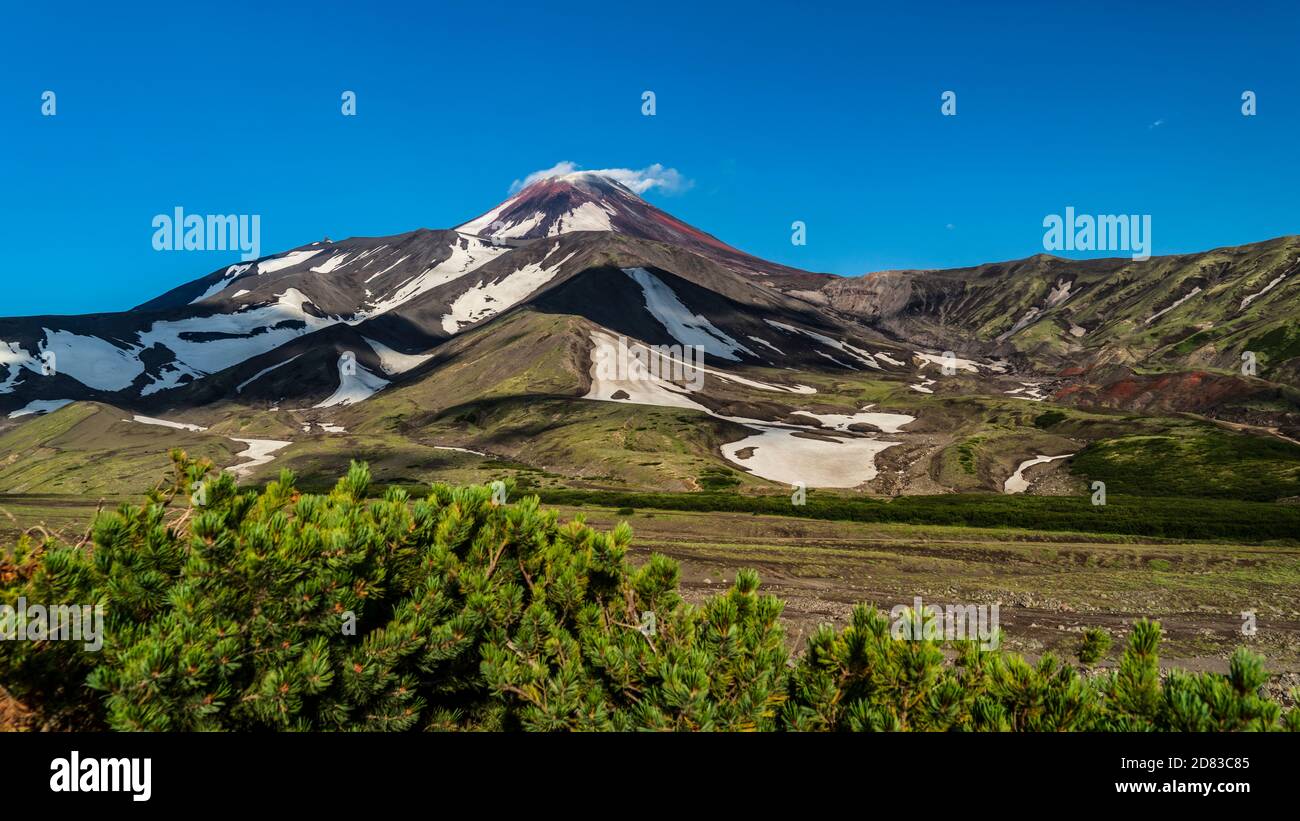 Kamchatka. Vulcano Avachinsky nell'Estremo Oriente russo. Estate Foto Stock