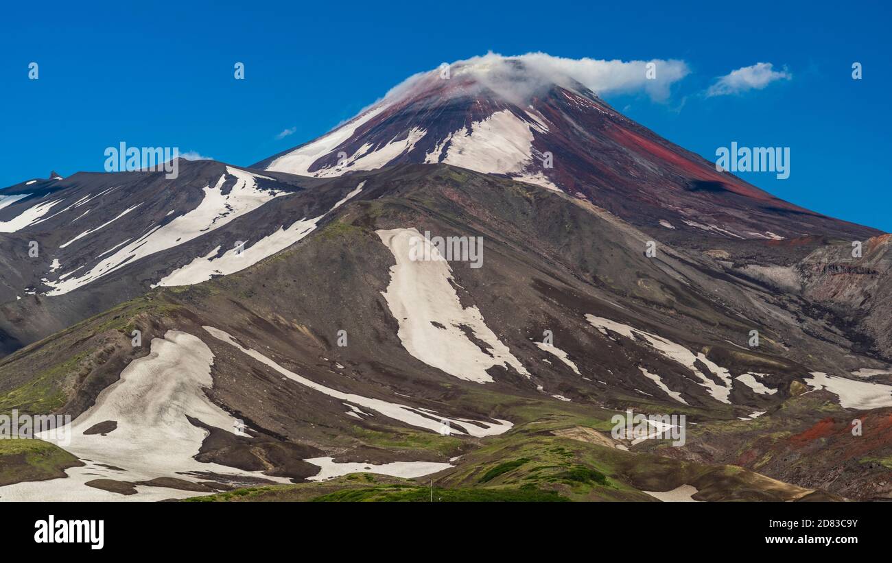 Kamchatka. Vulcano Avachinsky nell'Estremo Oriente russo. Estate Foto Stock