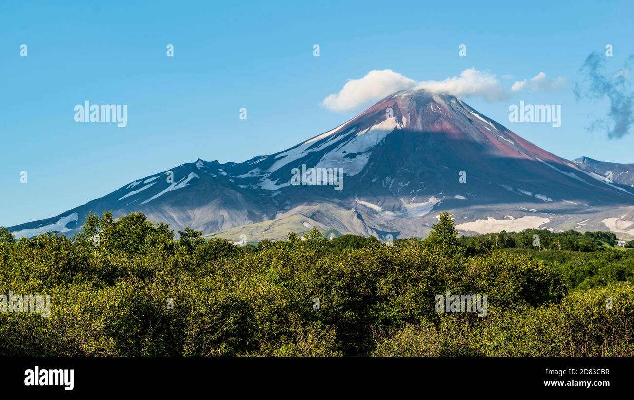 Kamchatka. Vulcano Avachinsky nell'Estremo Oriente russo. Estate Foto Stock