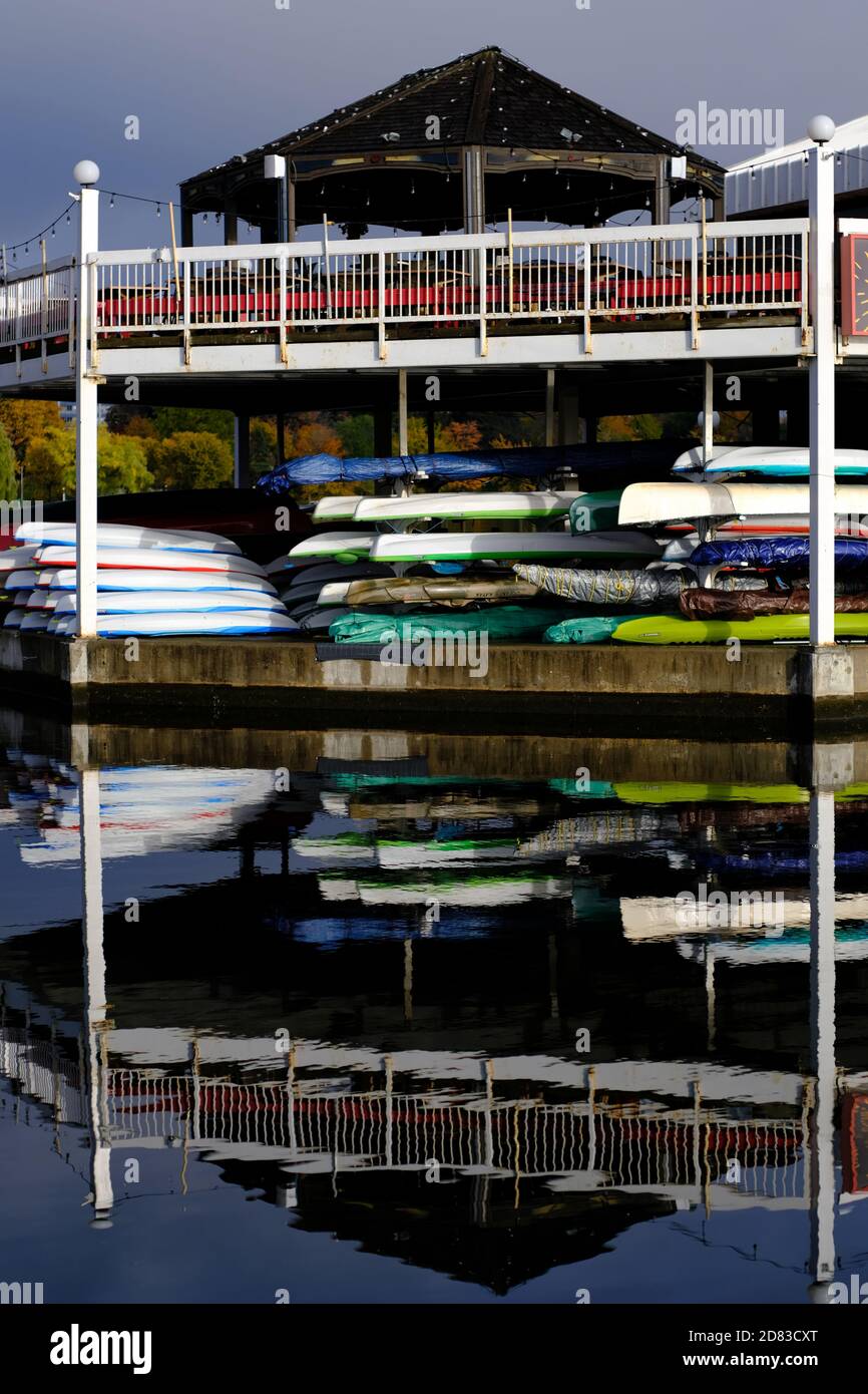 Splendida serata autunnale con un lago Dow's perfettamente calmo e il Padiglione con le barche stashed, riflessa nell'acqua. Ottawa, Ontario, Canada. Foto Stock