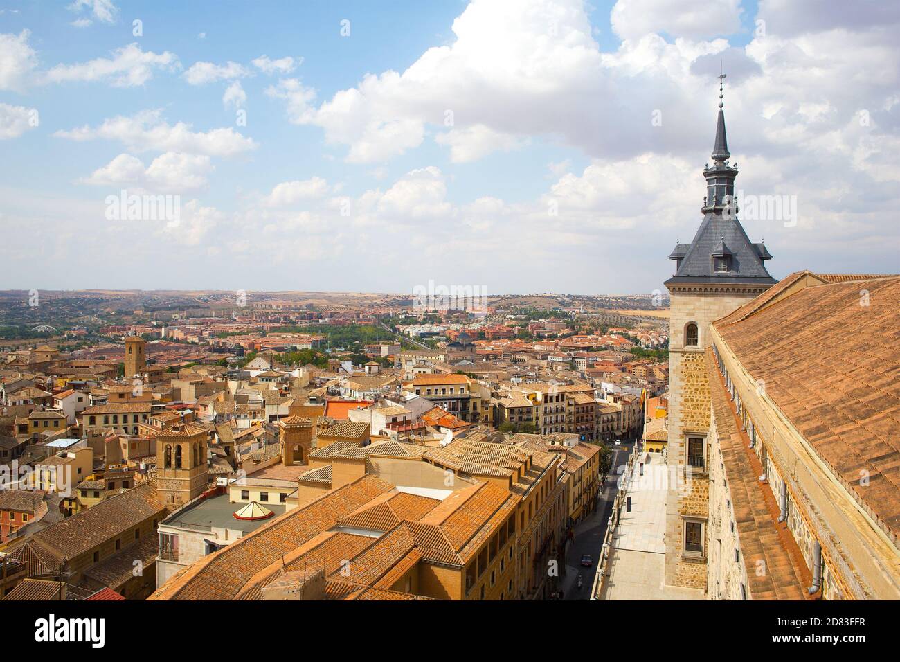 Panorama di Toledo, Spagna. La vecchia città storica di Toledo sotto il cielo blu con nuvole di cumulo. Foto Stock
