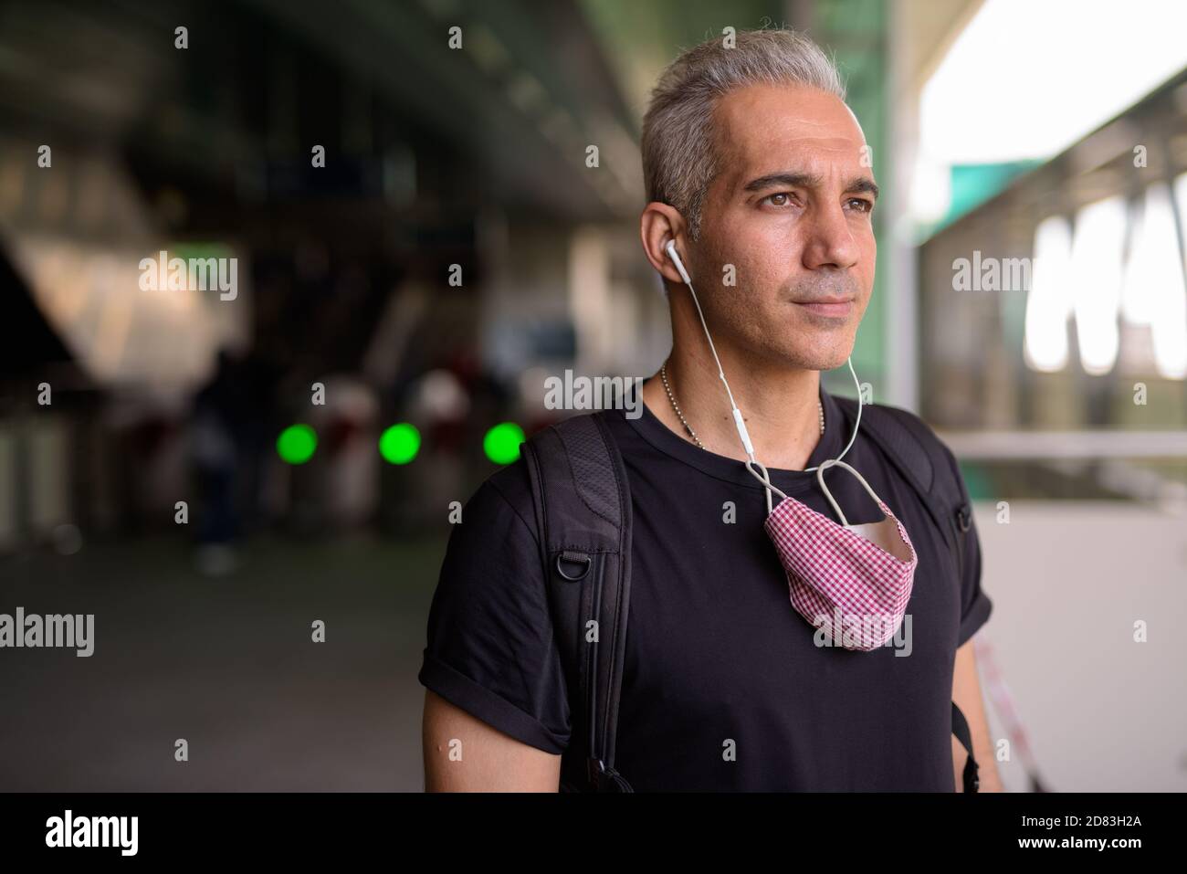 Ritratto dell'uomo persiano con maschera che pensa al cielo stazione ferroviaria Foto Stock