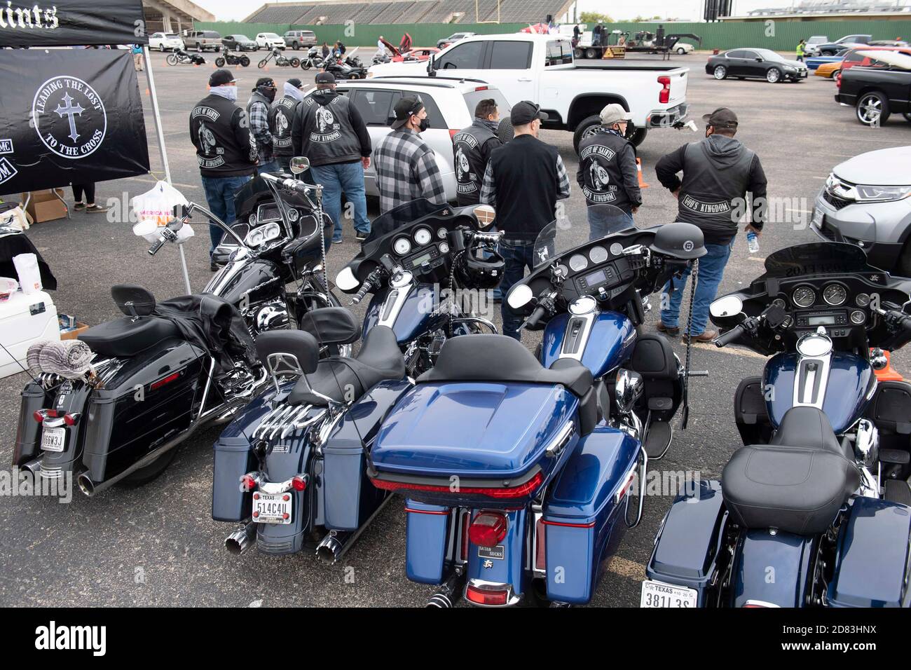 I membri del club motociclistico Christian Least of Saints aspettano di pregare con le famiglie in stile drive-in durante il 15° HopeFest annuale, fatturato come la più grande fiera delle risorse familiari di Austin. L'evento di quest'anno, sponsorizzato da Austin Voices, ha attirato centinaia di famiglie e decine di fornitori in un formato drive-through sicuro. Foto Stock