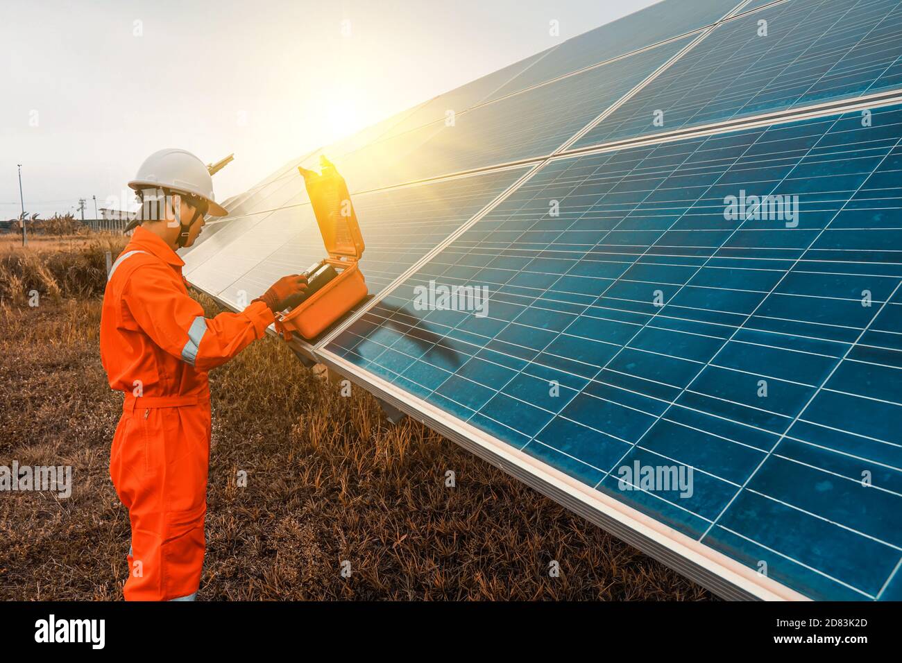 Gli ingegneri hanno utilizzato uno strumento per controllare le prestazioni del pannello solare per confermare il normale funzionamento dei sistemi. Modulo fotovoltaico idea per ambienti puliti Foto Stock