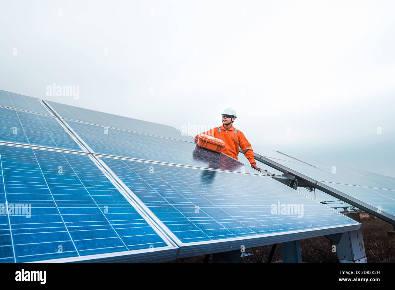 I tecnici hanno a disposizione uno strumento per controllare le prestazioni del pannello solare e confermare il normale funzionamento dei sistemi. Modulo fotovoltaico idea per ambienti puliti Foto Stock