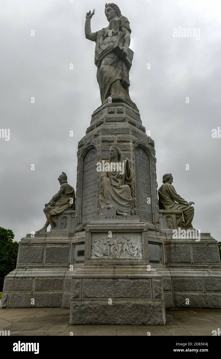 Monumento nazionale agli antenati di Plymouth, Massachusetts, eretto dalla Pilgrim Society nel 1889 Foto Stock