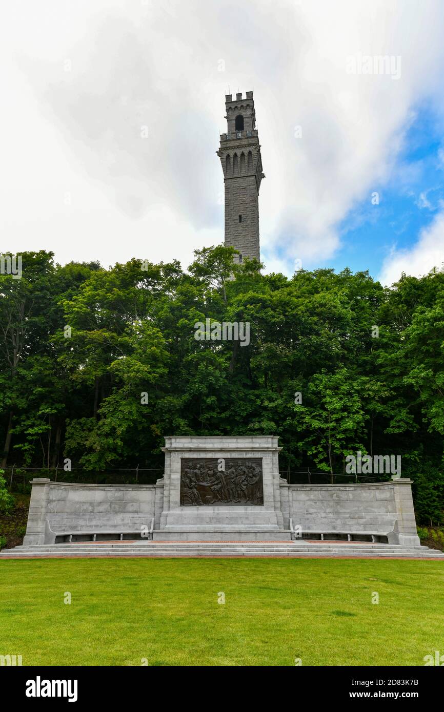 Provincetown, Massachusetts - 4 luglio 2020: Pilgrim's Monument e Bronze Bas Relief a Provincetown, Massachusetts, USA. Foto Stock