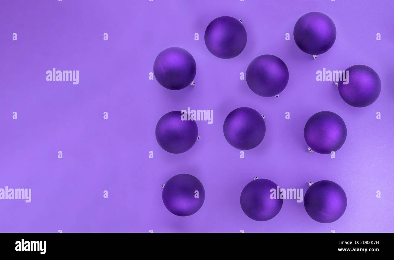 Sfondo viola di palle di Natale con spazio di copia. Ornamento per i festeggiamenti di dicembre Foto Stock
