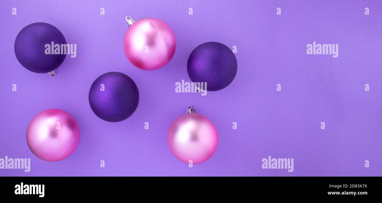 Palline di Natale viola e rosa su sfondo viola per Decorazione di Natale con spazio per il testo Foto Stock