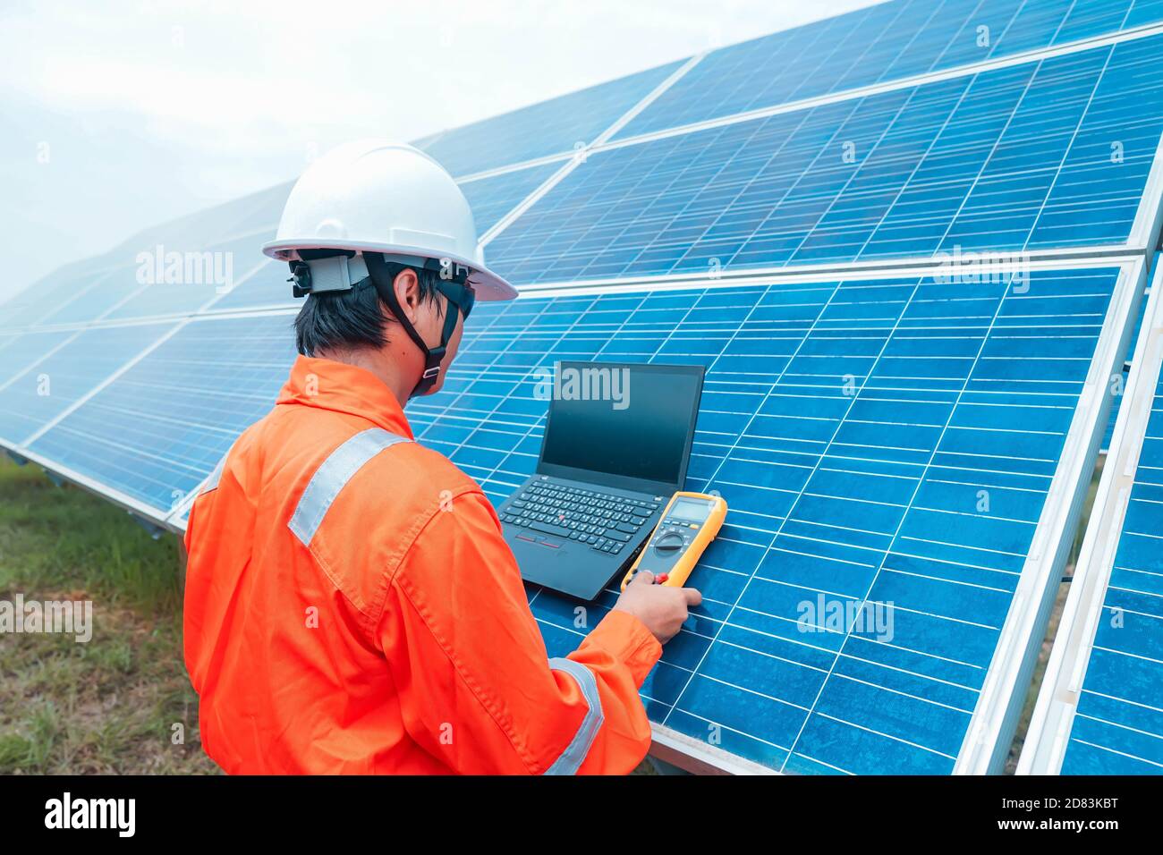 Gli ingegneri hanno utilizzato uno strumento per controllare le prestazioni del pannello solare per confermare il normale funzionamento dei sistemi. Modulo fotovoltaico idea per ambienti puliti Foto Stock