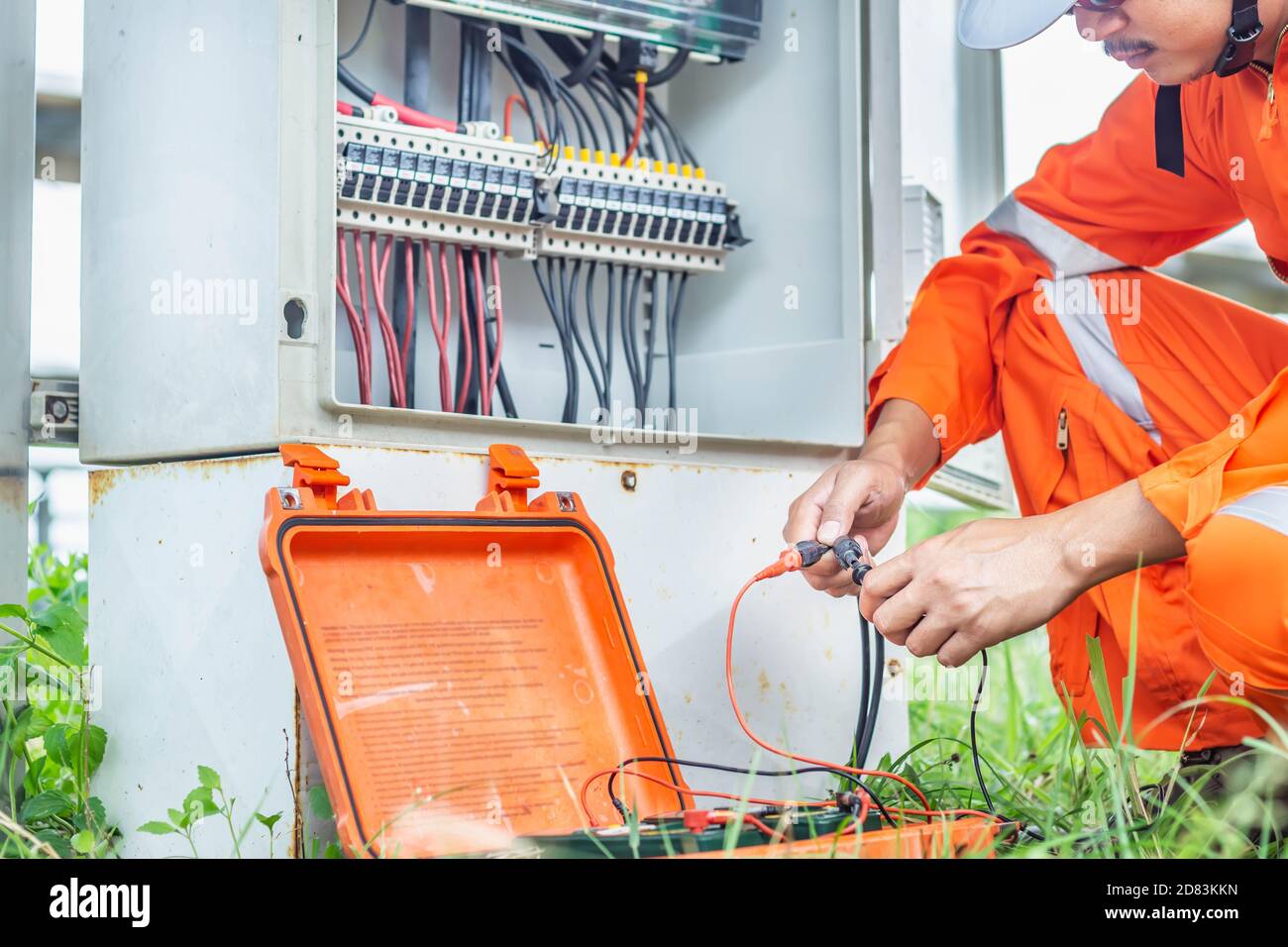 Gli ingegneri hanno utilizzato uno strumento per controllare le prestazioni del pannello solare per confermare il normale funzionamento dei sistemi. Modulo fotovoltaico idea per ambienti puliti Foto Stock