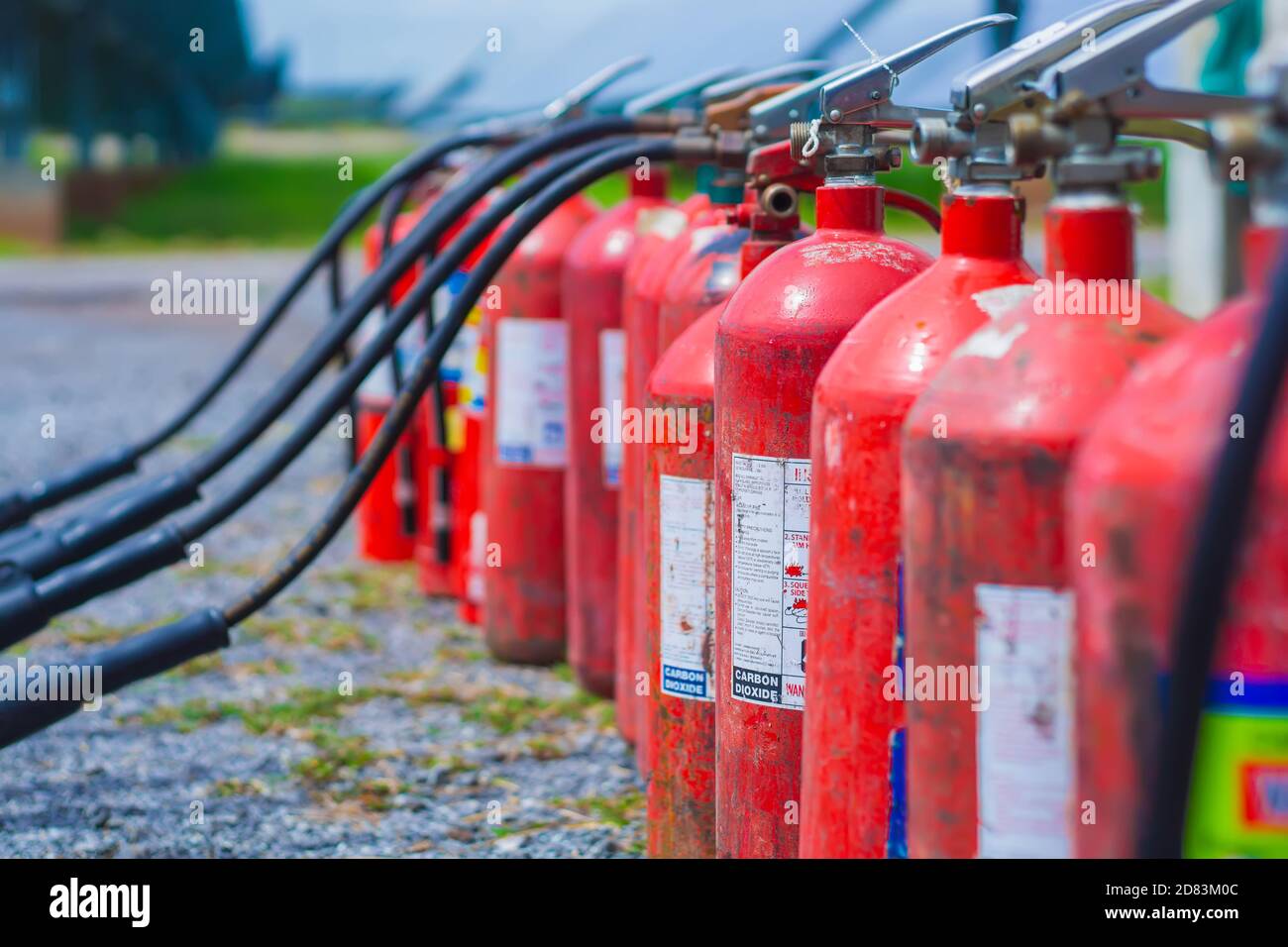 Gli estintori chimici a secco possono essere utilizzati per i tipi di incendio A, B e C, ma non sono adatti per l'uso in sale di controllo con apparecchiature elettroniche. Foto Stock