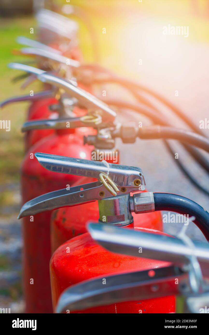 Gli estintori chimici a secco possono essere utilizzati per i tipi di incendio A, B e C, ma non sono adatti per l'uso in sale di controllo con apparecchiature elettroniche. Foto Stock