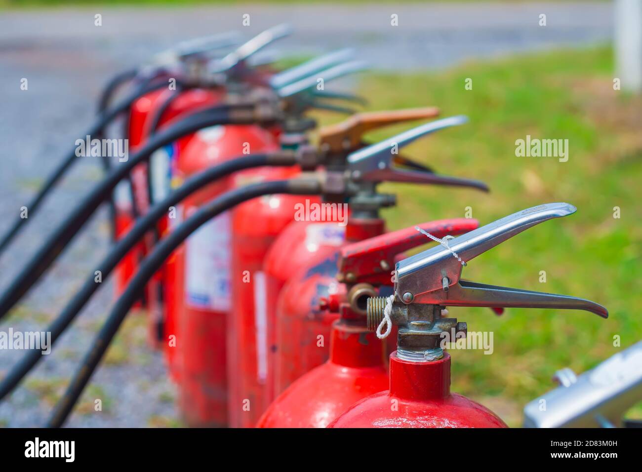 Gli estintori chimici a secco possono essere utilizzati per i tipi di incendio A, B e C, ma non sono adatti per l'uso in sale di controllo con apparecchiature elettroniche. Foto Stock