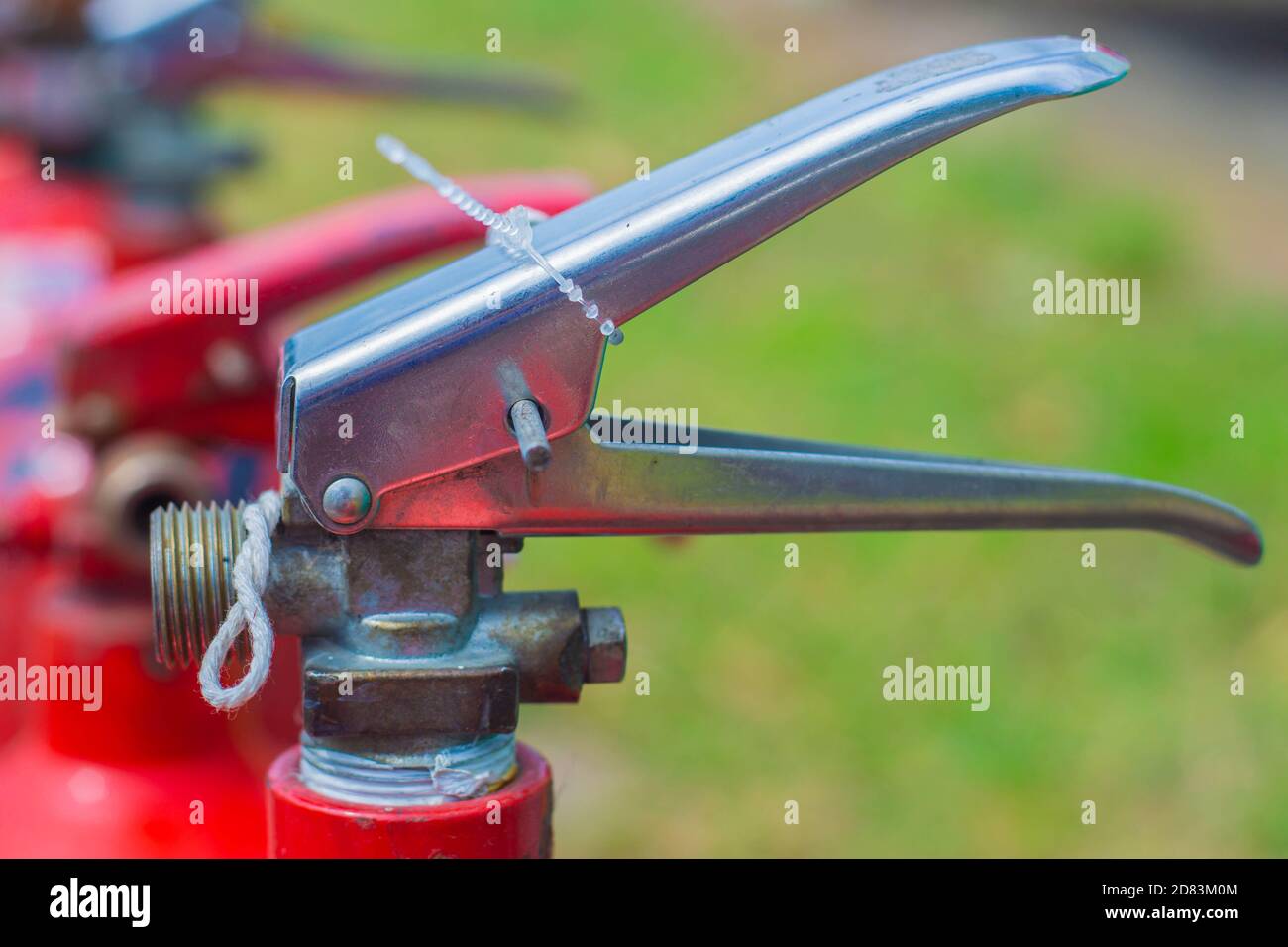 Gli estintori chimici a secco possono essere utilizzati per i tipi di incendio A, B e C, ma non sono adatti per l'uso in sale di controllo con apparecchiature elettroniche. Foto Stock