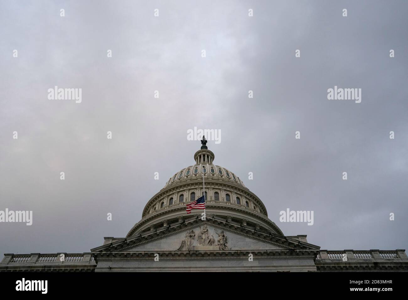 La bandiera degli Stati Uniti vola a metà del personale sopra il Campidoglio degli Stati Uniti il 11 settembre 2020 a Washington, D.C. la bandiera è a metà del personale in ricordo delle vittime dei 9/11 attacchi terroristici del 11 settembre 2001. Credit: Alex Edelman/The Photo Access Foto Stock