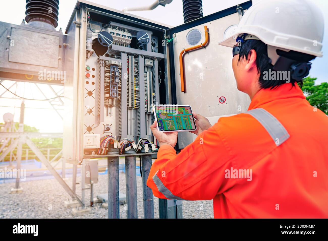 Scansione termica e invio dei dati immagine al tablet per verificare la presenza di guasti nell'apparecchiatura o manutenzione preventiva per ridurre i danni all'apparecchiatura, Foto Stock
