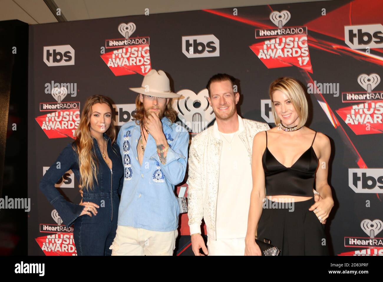 LOS ANGELES - MAR 5: Brittney Marie Cole, Brian Kelley, Tyler Hubbard, Hayley Stommel al 2017 iHeart Music Awards al Forum il 5 marzo 2017 a Los Angeles, California Foto Stock
