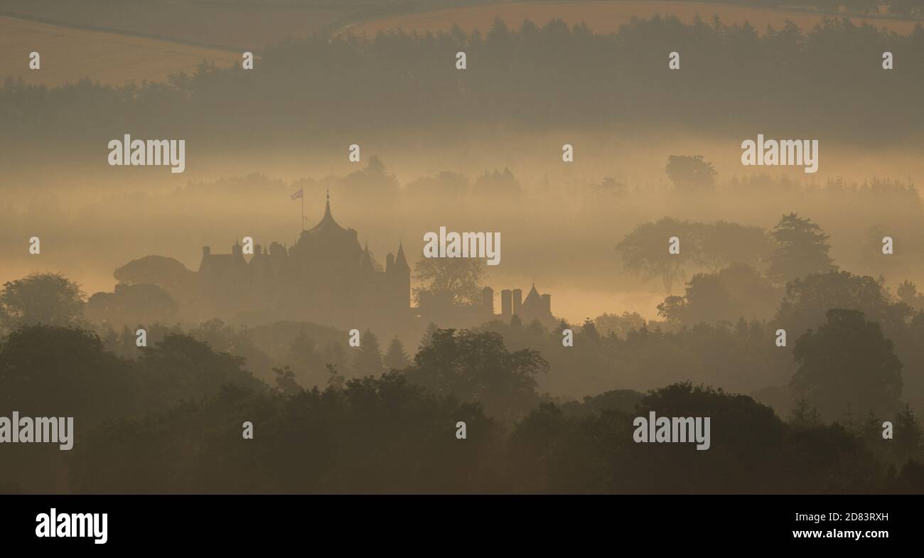 Thirlestane Castle, Lauder, frontiere scozzesi. Una vista nebbiosa del mattino presto guardando verso il castello di Thirlestane, a Lauder, Scottish Borders, Scotland, U. Foto Stock