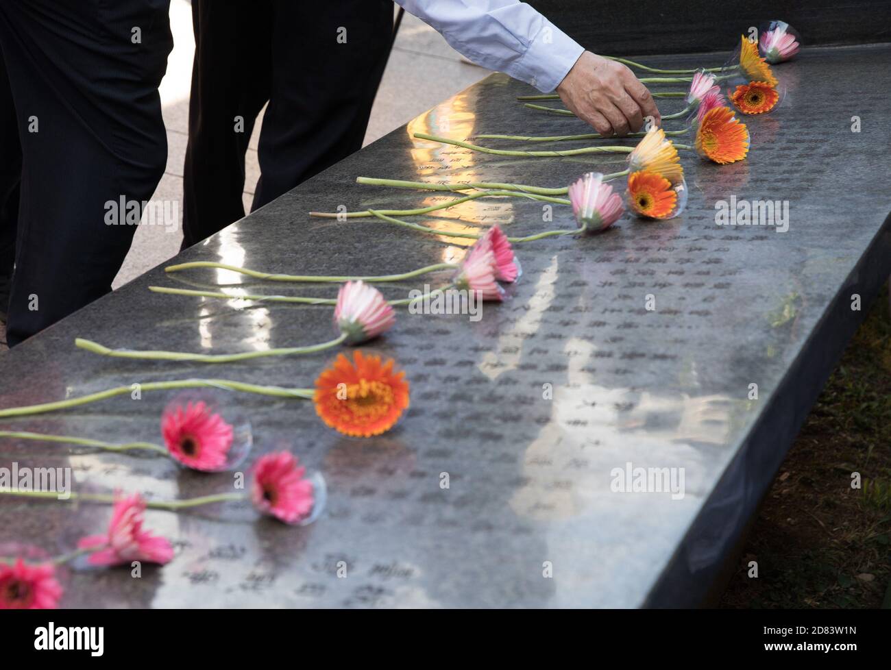 (201027) -- PECHINO, 27 ottobre 2020 (Xinhua) -- una persona pone un fiore di fronte al monumento che segna la vittoria nella guerra popolare cinese di resistenza contro l'aggressione giapponese e la ripresa di Taiwan dall'occupazione giapponese durante un evento commemorativo a Taipei, Taiwan della Cina sudorientale, 25 ottobre 2020. Il giorno del 25 ottobre 1945 segnò la fine dei 50 anni di occupazione giapponese a Taiwan, mentre nel resto della Cina, una prolungata guerra di resistenza contro l'invasione giapponese si concluse con la vittoria. In tutto il mondo, la seconda guerra mondiale si è conclusa solo poche settimane prima con la sconfitta di Fas Foto Stock