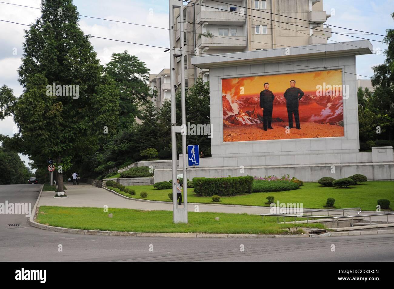 14.08.2012, Pyongyang, Corea del Nord, Asia - scena di strada rappresenta un memoriale con i ritratti dei due ex leader Kim il Sung e Kim Jong il. Foto Stock