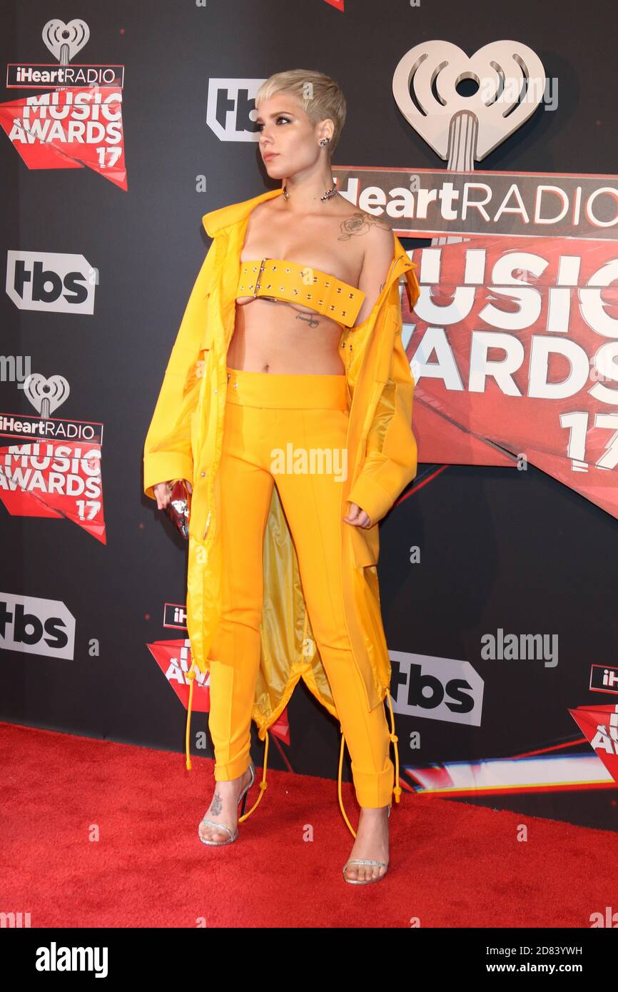 LOS ANGELES - 5 MARZO: Halsey, aka Ashley Nicolette Frangipane al 2017 iHeart Music Awards al Forum il 5 marzo 2017 a Los Angeles, California Foto Stock