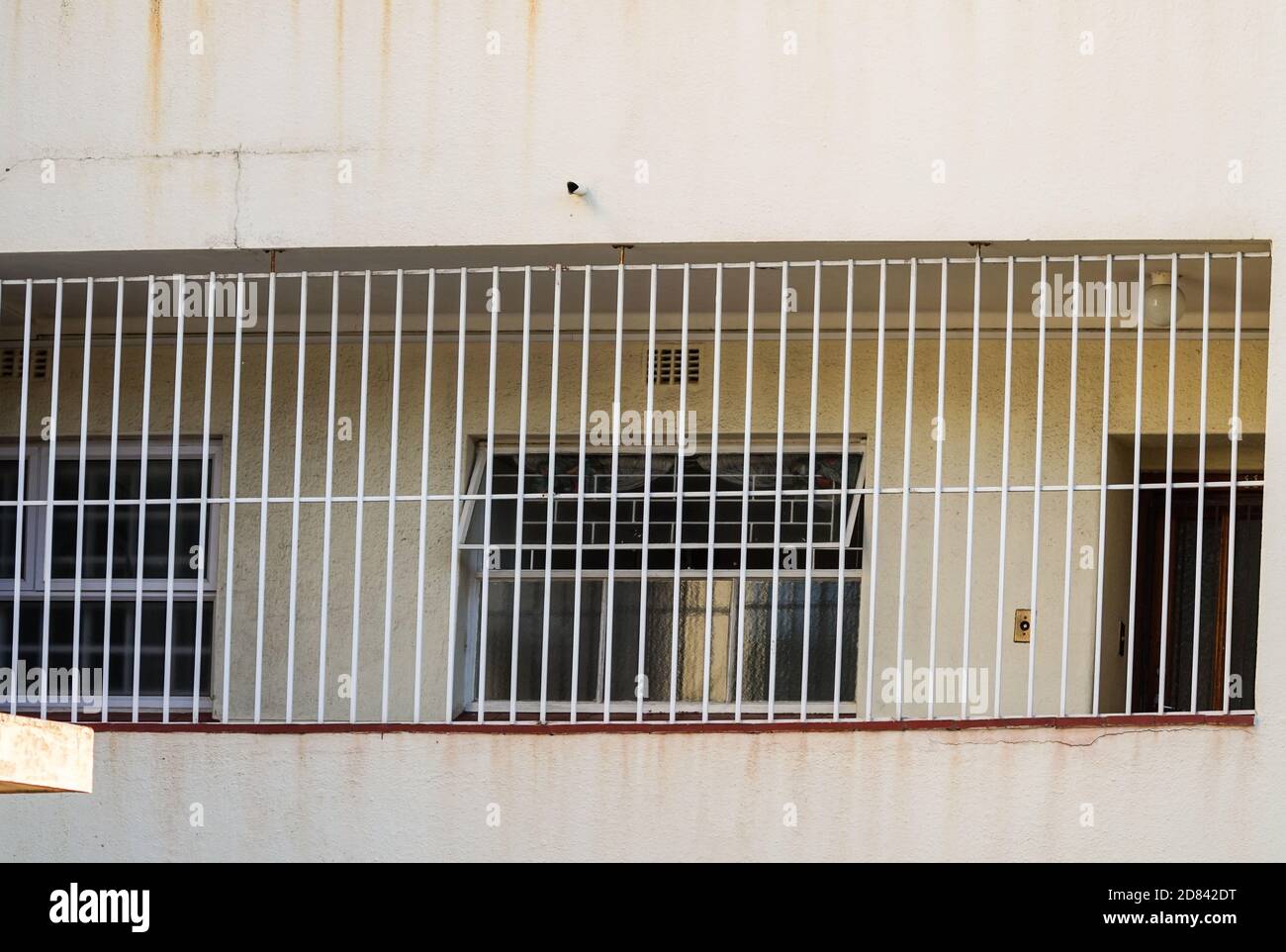 Burglar bar, griglia di metallo che racchiude un corridoio o passerella di un edificio, appartamenti, appartamenti concetto di sicurezza e sicurezza in Sud Africa Foto Stock