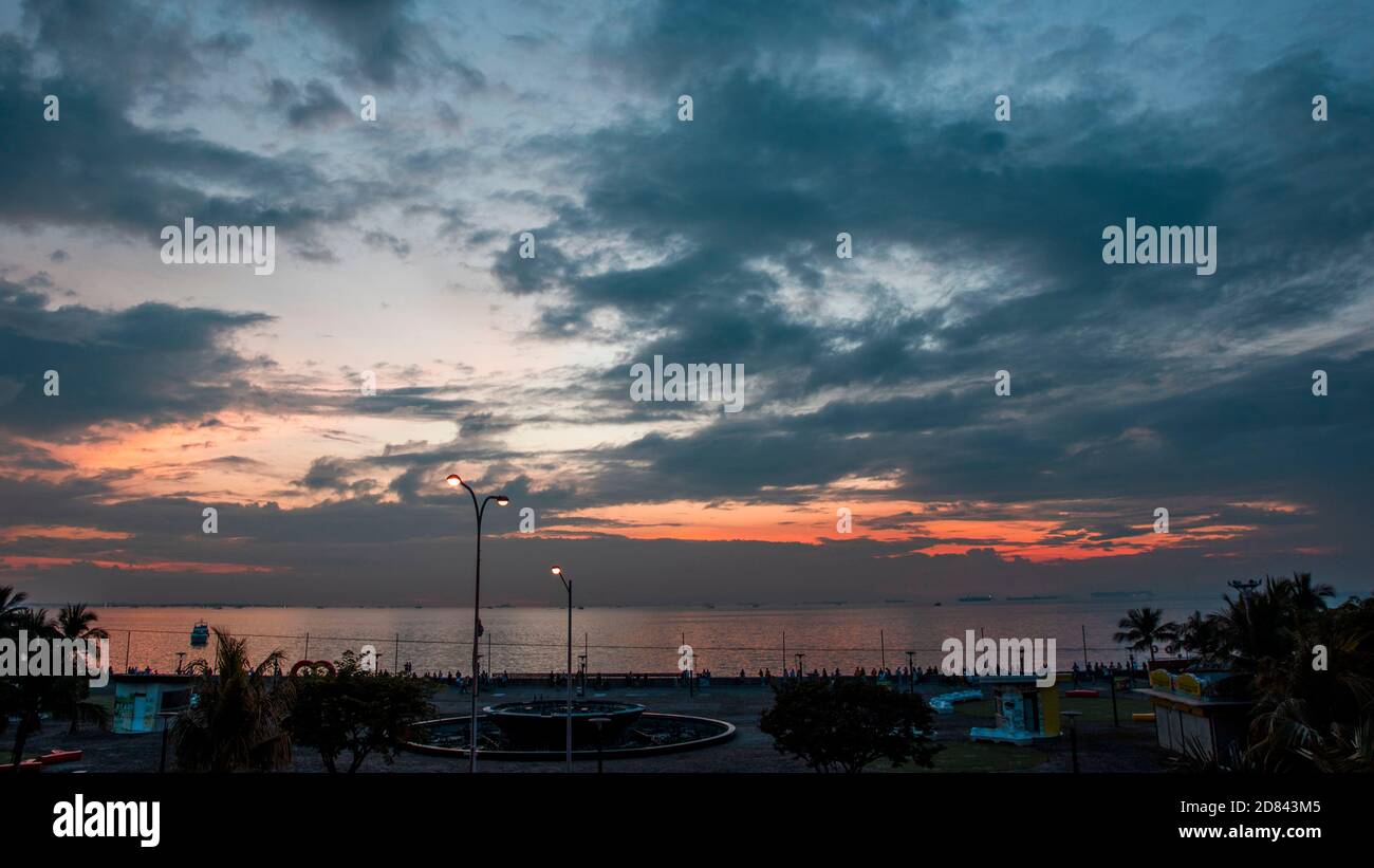 Il sole sta tramontando. Il tramonto sulla spiaggia è bellissimo Foto Stock