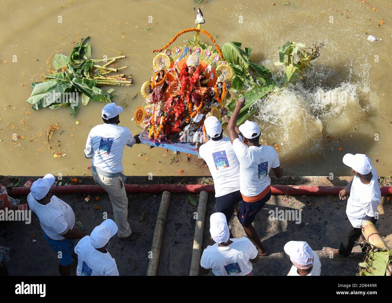 Guwahati, Assam, India. 26 Ottobre 2020. I lavoratori municipali portano un idolo della dea indù Durga per immersione nelle acque del fiume Brahmaputra durante l'ultimo giorno del festival Durga Puja a Guwahati, India il 26 ottobre 2020. L'ultimo giorno del festival si chiama Vijay Dashmi con Vijaya che significa 'vittoria' e Dashmi che significa 'decimo'. Durga Puja è ampiamente celebrato negli stati indiani del Bengala Occidentale, Assam, Jharkhand, Orissa e Tripura e culmina nella immersione degli idoli della dea indù Durga. Credit: ZUMA Press, Inc./Alamy Live News Foto Stock