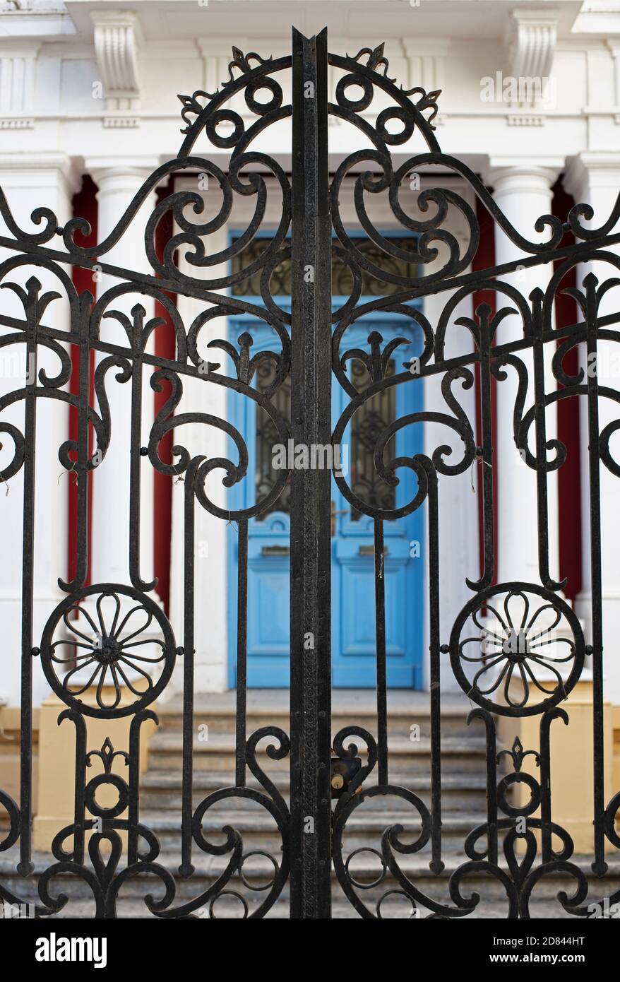 Barre di ferro dal design complesso, che decorano l'ingresso di un edificio neoclassico a Heraklion, Creta. Foto Stock